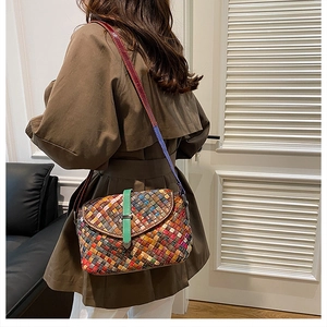 Détail d'un sac bandoulière coloré tissé main avec sangle à boucle verte et texture tressée