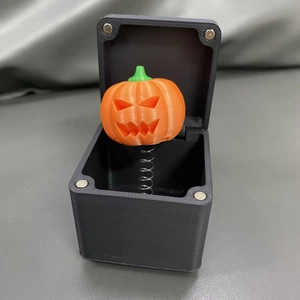 Macro di una scatola scherzo con testa di zucca di Halloween 3D e meccanismo a molla metallica