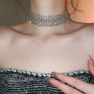 Vue détaillée du collier ras du cou en strass avec motif de maille croisée sur le cou
