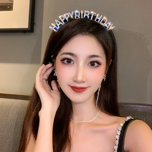 Gros plan détaillé du serre-tête d'anniversaire en strass étincelant porté, accessoire de fête