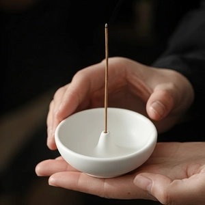 Portaincenso minimalista in ceramica bianca per la decorazione della casa zen