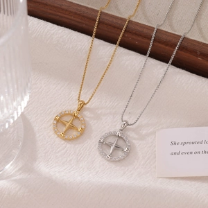 Collier Pendentif Boussole en Acier Titane Vintage pour Femme Design Gouvernail Étoile avec Strass Bijoux Nautiques