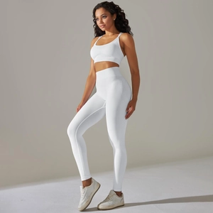 Gros plan sur l'ensemble de yoga blanc avec taille haute côtelée et texture en maille premium
