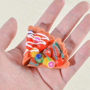 Modèles de mini tartes aux fruits en PVC avec baies réalistes et crème tenus en main