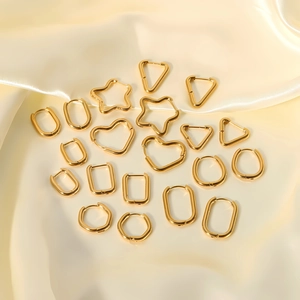 Ensemble de boucles d'oreilles géométriques en acier doré 18 carats aux formes modernes