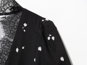 Detailansicht des floralen Kleids mit Spitzen-V-Ausschnitt und Puffärmel-Nähten