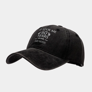 Détail de la casquette de baseball en toile noire délavée avec slogan 60ème anniversaire