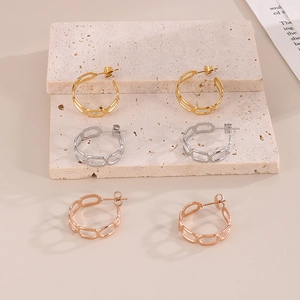 Boucles d'oreilles créoles géométriques ajourées en finitions or, argent et or rose