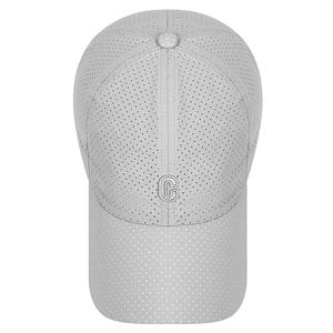 Berretto da baseball in mesh grigio traspirante con una lettera C bianca ricamata sul fronte