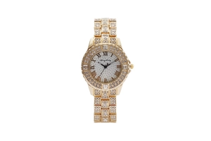 Gros plan d'un cadran de montre à quartz doré avec chiffres romains et strass