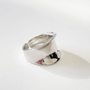 Minimalist 925 sterling silver ring with irregular wavy concave surface and open design