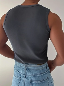 Vue arrière du débardeur gris foncé côtelé montrant la coupe ajustée pour hommes
