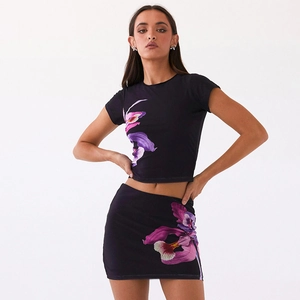 Ensemble 2 pièces femme avec t-shirt noir à manches courtes et jupe imprimée orchidée