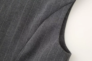 Macro texture du tissu gris rayé et détails de couture du haut gilet sans manches