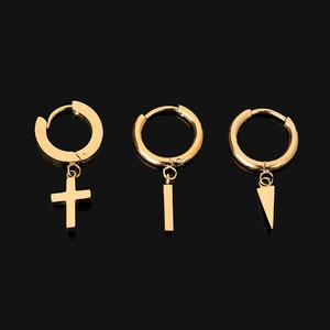 Detailansicht von drei goldenen Creolen aus Edelstahl mit Kreuz, Stab und Kegelanhängern