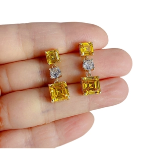 Boucles d'oreilles pendantes géométriques en cristal jaune avec design à trois niveaux