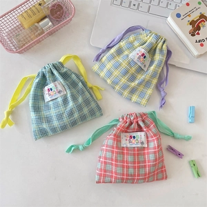 Vue détaillée de pochettes de rangement à carreaux colorés sur un bureau de style moderne