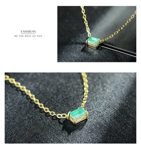 Dettaglio collana in argento s925 con ciondolo rettangolare in gemma verde smeraldo