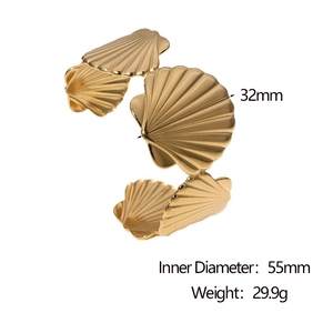 Detailed view of golden shell cuff bracelet showing 55mm diameter and 32mm width dimensions