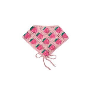 Bandeau triangle au crochet rose fait main avec écussons fraises sur fond blanc