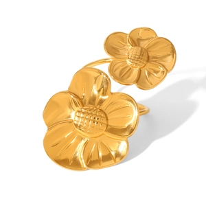 Detailed close-up of 18K gold-plated stainless steel flower ring with mesh texture