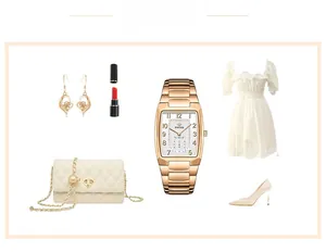 Elegante goldene rechteckige Quarzuhr mit Modeaccessoires und Lifestyle-Artikeln gestaltet