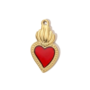 Vue macro du pendentif sacré coeur plaqué or 14k avec émail rouge et détail flamme