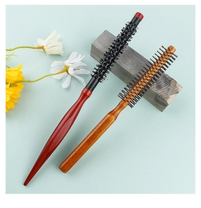 Détail de brosses à cheveux rondes professionnelles en bois avec poils résistants à chaleur
