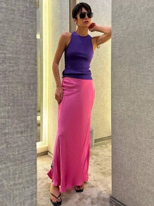 Elegante gonna longuette in raso rosa a sirena abbinata a canotta viola da donna
