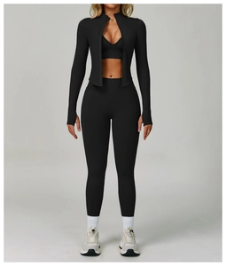 Détail d'un ensemble de yoga 3 pièces noir sans couture avec veste zippée et legging de sport