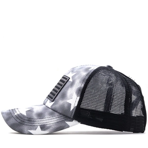 Détail de la casquette trucker camouflage avec motif d'étoile blanche et filet arrière noir