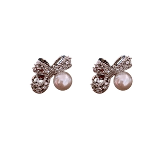 Boucles d'oreilles nœud en argent avec perles et zircons pour un style minimaliste