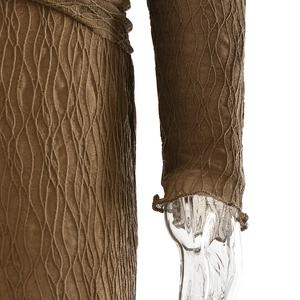Gros plan d'une robe en tricot marron avec texture ondulée et poignets de manches côtelés