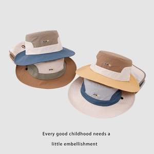 Chapeau de soleil enfant séchage rapide avec maille et badge sourire en couleurs terre