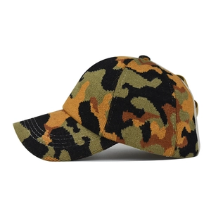 Detail der verdickten Camouflage-Baseballkappe mit grün-schwarz-orangefarbenem Muster