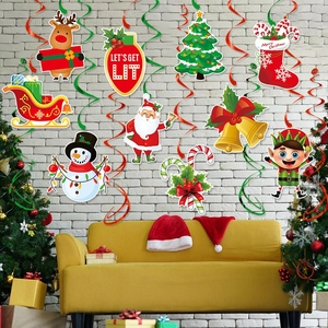 Set di ciondoli a spirale natalizi con Babbo Natale e renne su sfondo di muro in mattoni