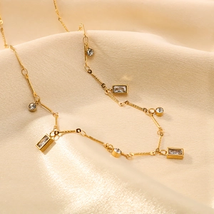 Collana minimalista in acciaio titanio dorato con catena a bambù e ciondoli in zircone