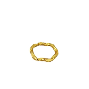 Minimalistischer gehämmerter Goldring in Wellenform, verstellbar mit Metallglanz