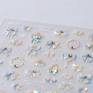 Autocollants ongles 3D de Noël avec nœuds holographiques et couronnes scintillantes
