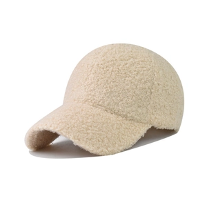 Berretto da baseball beige in pile sherpa con morbida trama in lana d'agnello invernale