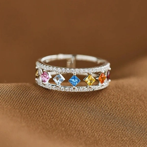 Prachtige geometrische zilveren ring met veelkleurige edelstenen en pavé gezette diamanten