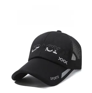 Détail du filet respirant à l'arrière et de la broderie sur la casquette de sport noire