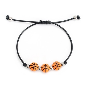 Dettaglio del bracciale in corda cerata nera con ciondoli a basket e perline d'argento