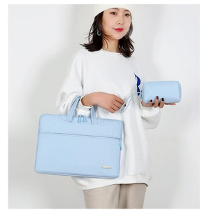 Dettaglio del set borsa porta PC celeste con custodia abbinata per accessori