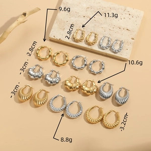 Set aus goldenen Creolen in gedrehten und gewellten Designs mit Größenangaben