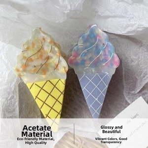 Détail de pinces à cheveux en acétate en forme de glace aux textures marbrées pastel
