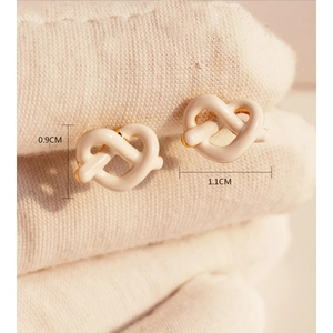 Orecchini a perno a cuore crema con bordo dorato su tessuto 1,1 cm x 0,9 cm