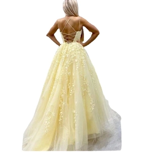 Robe de soirée longue jaune pâle avec bretelles croisées dos nu et broderies de dentelle