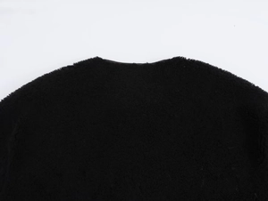 Gros plan détaillé du col en fausse fourrure noire sur le manteau d'hiver