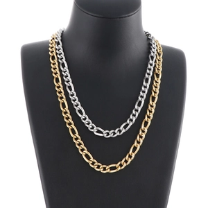 Collane a catena snake pattern hip hop argento e oro esposte su un busto nero moderno